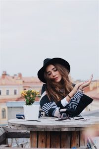 Programa de bienestar emocional para empresas En ifeel sabemos que el trabajo no debe suponer una interrupción en el bienestar de las personas. Por eso, nuestro equipo de psicólogos expertos en bienestar laboral ha creado un programa de bienestar emocional para empresas. que mejora la retención del talento, reduce el absentismo laboral y combate el estrés de los trabajadores. En nuestra sección de Recursos encontrarás material valioso, como Podcast, Guías para Recursos Humanos o Entrevistas con cargos importantes de RRHH. Además, tenemos una Plantilla de Factores de Riesgo Psicosocial, que puedes utilizar para cumplir con los requisitos de la Inspección de Trabajo. Gracias a nuestro programa de bienestar emocional, los responsables de recursos humanos de tu empresa pueden recibir asesoramiento personalizado y basado en datos sobre cómo mejorar el bienestar psicológico de sus equipos. Además, este programa ofrece a los empleados un servicio 360º de cuidado de su salud mental estructurado en diferentes niveles en función de sus necesidades. Prueba ahora nuestro programa para que puedas ver cómo podría ayudaros. Esperamos que este post sobre cómo combatir el estrés en la oficina te haya resultado interesante. Si quieres más información sobre nuestro programa de bienestar emocional para empresas solo tienes que solicitarla y nos pondremos en contacto con tu equipo lo antes posible.